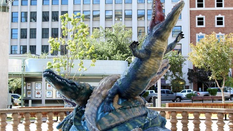 la historia de la extraña alligator statue de el paso (es mejor de lo que crees)