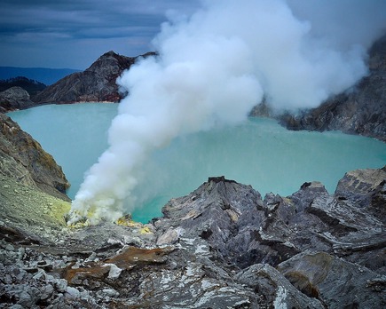 kawah ijen el volcán del fuego azul de indonesia y el lago ácido más grande del planeta