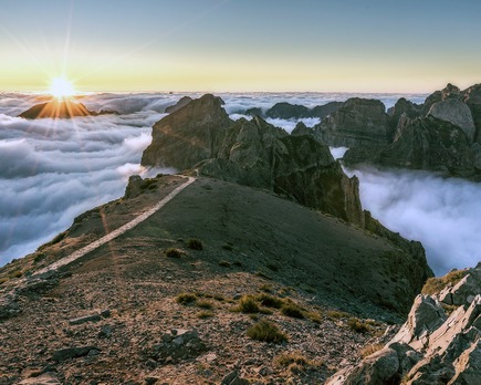 sendero del pico do arieiro al pico ruivo ( p r1) la ruta de senderismo más impresionante de madeira